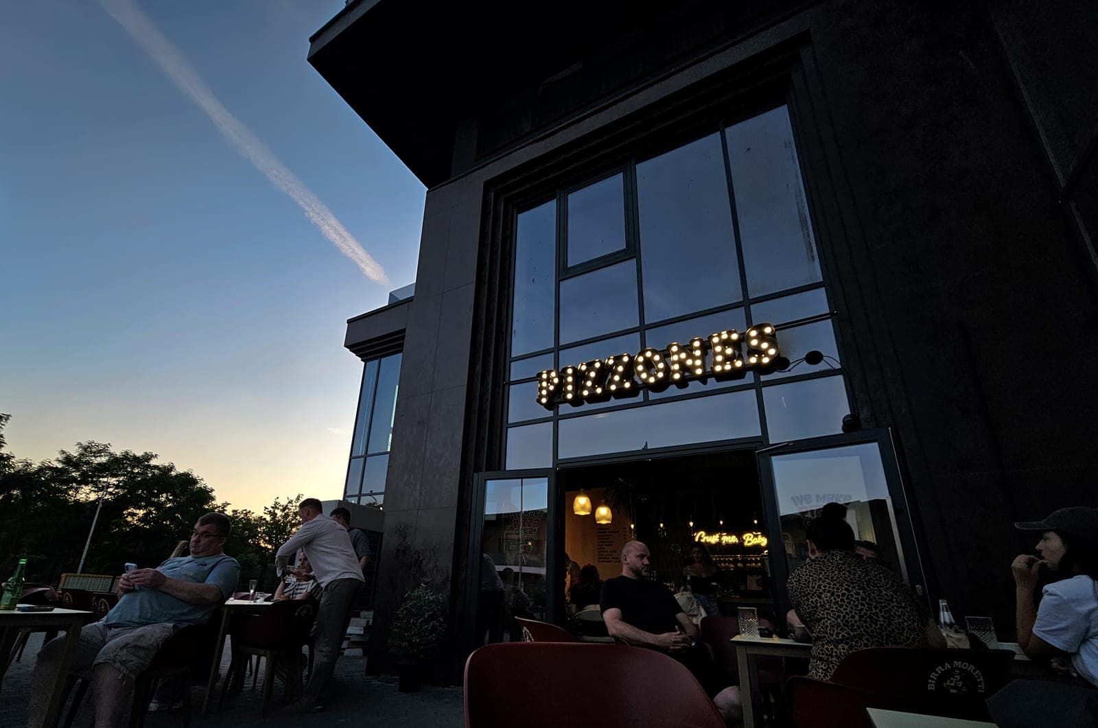 Pizza PIZZONES scoasă din cuptorul electric infraroșu, cu busuioc proaspăt